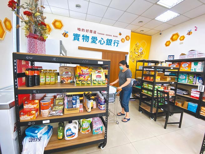 疫情期间，实物爱心银行接获不少民眾提出申请物资的需求。（曹婷婷摄）