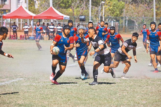 全国大专校院运动会因疫情延赛，负责承办的成功大学倾向缩小规模復办5赛事，赛事改至10月1日至5日，参与人数从1万多人降至3100人，减轻台南防疫负担，20日将跟体育署、大专体总开会讨论，图为橄榄球比赛。（成功大学提供／曹婷婷台南传真）