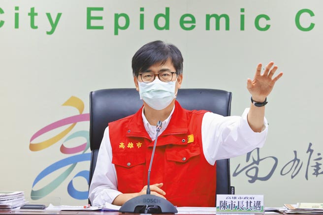 高雄市长陈其迈17日宣布，为迎接解封，将免费提供健身房、室内运动场馆的教练、工作人员快筛服务。（高市新闻局提供／袁庭尧高雄传真）
