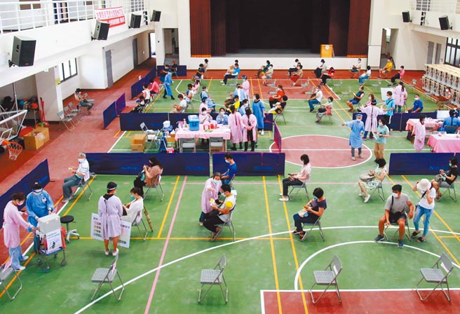 台东县3000多位高中职以下教职员，17日施打疫苗。（台东县政府提供／庄哲权台东传真）