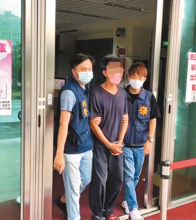 高雄45岁林姓街友（中）随机偷窃，竟翻找到1台机车置物箱内有15万元现金，但这笔钱却是31岁车主顏男要支付家人医药费的救命钱，警方事后寻回剩下的8万多元。（翻摄照片／刘宥廷高雄传真）