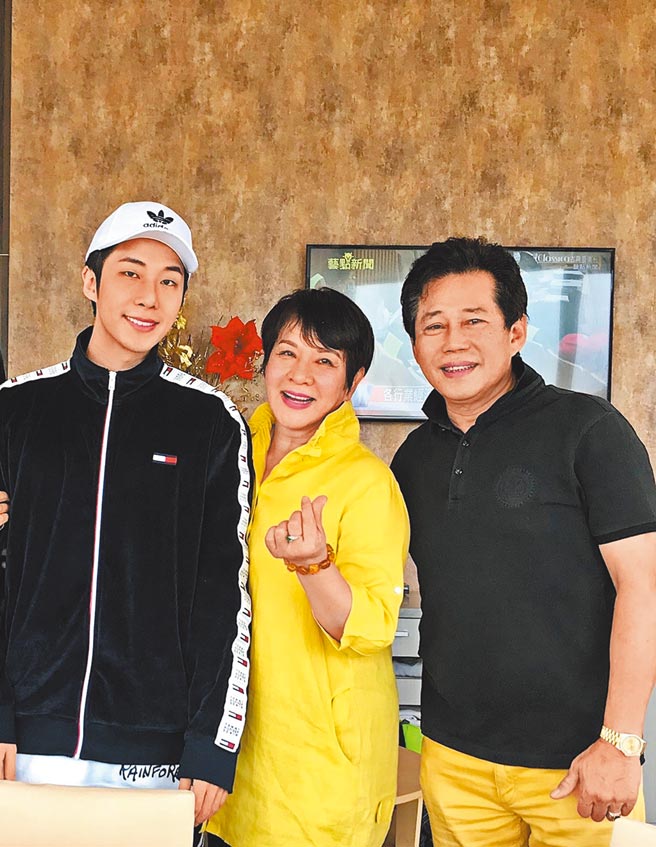 李东轩（左起）和妈妈张鸿、爸爸康雷感情很好。（邦寧传播提供）