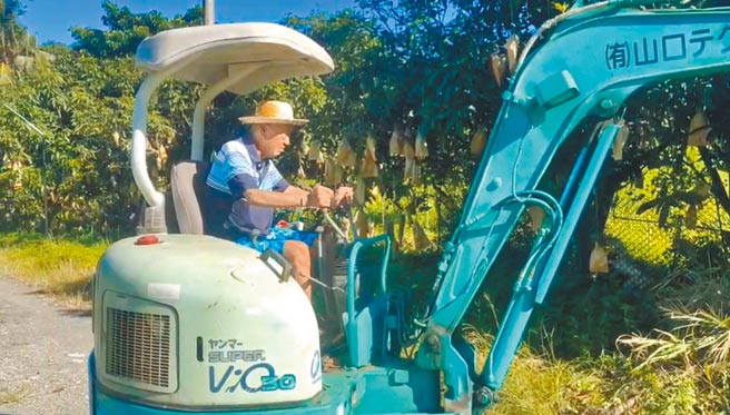 90岁的脱线身体硬朗，平常喜欢开怪手。（脱线提供）