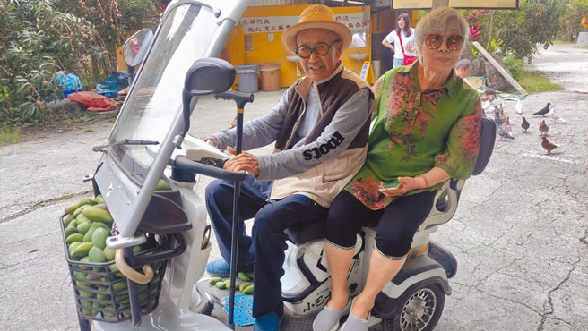 脱线（左）跟老婆结婚多年，感情依旧。（脱线提供）