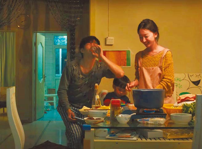 周冬雨（右）与章宇（左）饰演在家隔离的夫妻。（摘自微博）