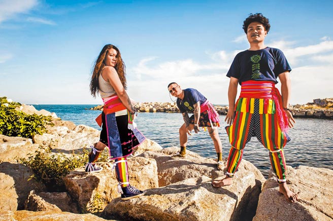 「漂流出口」由巫尚（右）与布妲菈（左）担任双主唱，搭配林肯（中）的鼓声，带给乐迷激烈、冥想、手舞足蹈和心灵的音乐之旅。（漂流出口提供）