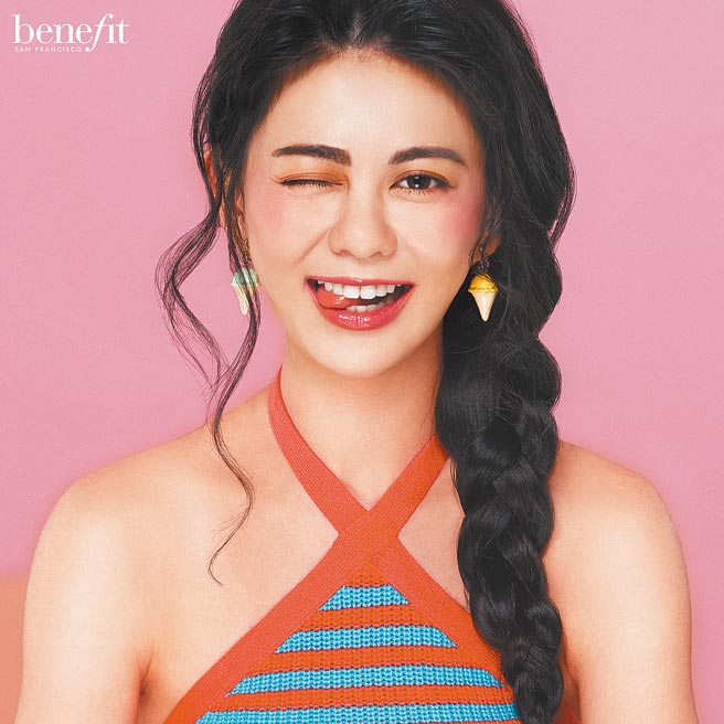 白癡公主為benfit拍攝如夢4幻頰彩盤形象照。（benefit提供）