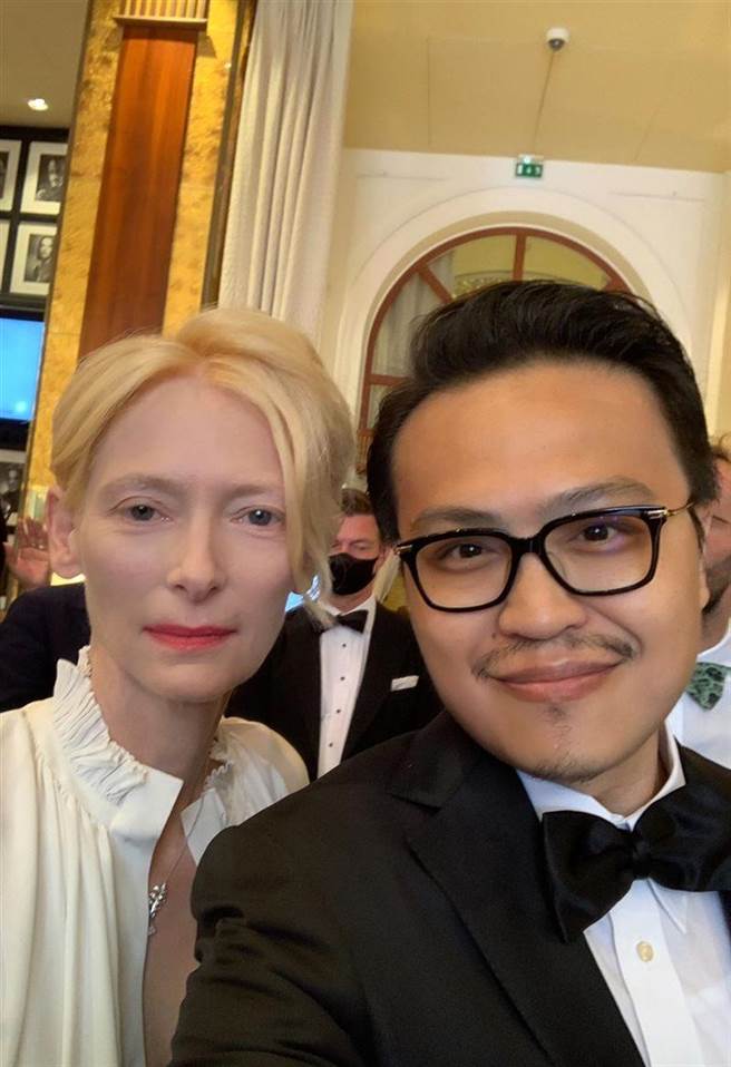 蔡胜哲和蒂妲史云顿合照。（泰坦星文创提供）