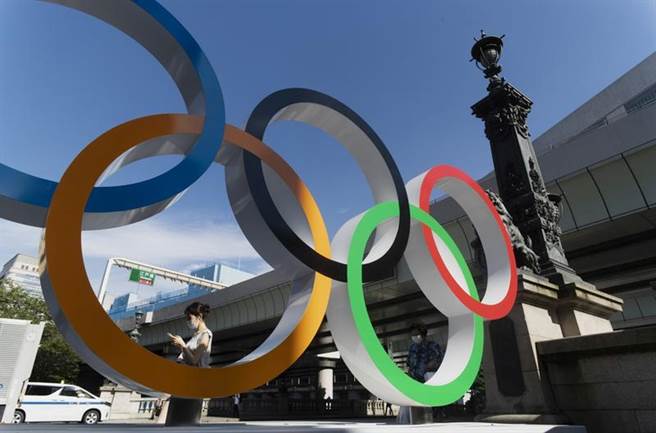 東京奧運將於7/23至8/8舉行，圖為大阪市日本橋旁邊的奧運徽章。（美聯社資料照）