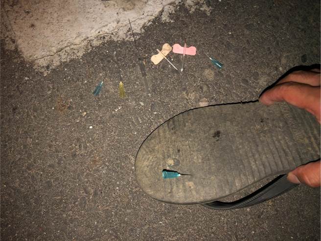 台東熱心民眾到馬蘭部落聚會所附近發現許多醫療用廢棄針頭，認為相當危險。（蔡旻妤攝）