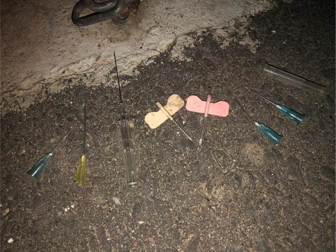 台東熱心民眾到馬蘭部落聚會所附近發現許多醫療用廢棄針頭，認為相當危險。（蔡旻妤攝）
