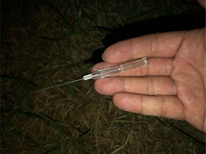 台東熱心民眾到馬蘭部落聚會所附近發現許多醫療用廢棄針頭，認為相當危險。（蔡旻妤攝）