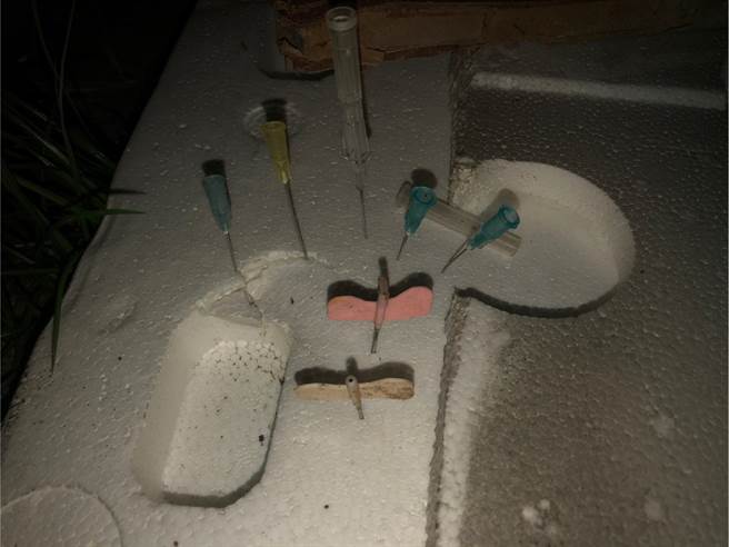台東熱心民眾到馬蘭部落聚會所附近發現許多醫療用廢棄針頭，離開前將廢棄針頭放在閒置保麗龍上以免其他人誤踩受傷。（蔡旻妤攝）