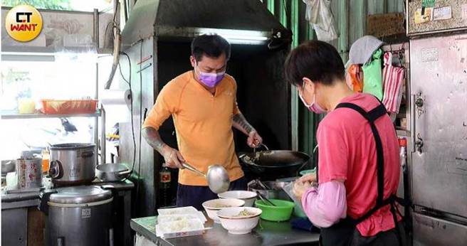 儘管行善麵店生意因疫情衝击只剩6成，老板顏维勋仍努力挥动锅铲，烹煮出「待用麵」。（图／王永泰摄）