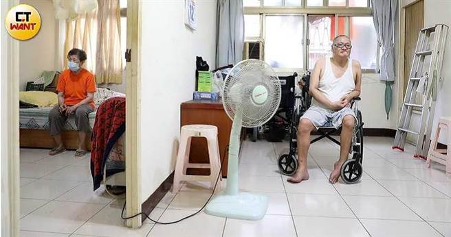 年届八旬的许奶奶因疫情失业后，与中风的儿子只能靠低收入户补助及老人年金过活。（图／王永泰摄）