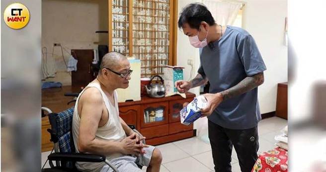 除了提供待用麵，行善麵店老板顏维勋还会送生活物资给许奶奶母子，希望纾解两人的生活开销。（图／王永泰摄）