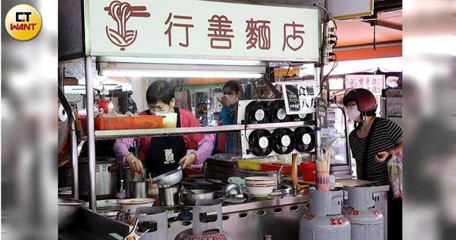 顏维勋和母亲经营的行善麵店，9年来提供待用麵撑起无数弱势家庭，儘管疫情来袭，爱心仍不间断。（图／王永泰摄）