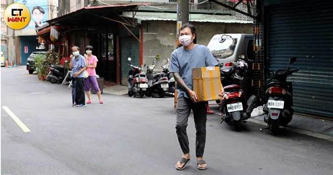 不只店内提供「待用麵」，顏维勋更时常自掏腰包提供物资给需要的孤苦家庭。（图／王永泰摄）