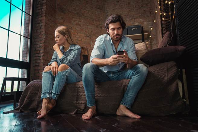 人夫出示讯息截图提告，小王后来得知竟是他的前妻帮忙翻拍当作证据，法官则认为其证据为有效。（示意图/Shutterstock提供）