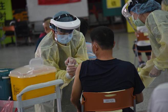 一名男子打莫德纳第二剂后，让他连吞4颗止痛药都无法缓解，只好去医院挂急诊，令他忍不住哀号「真的太扯」。（图／示意图，报系资料照）