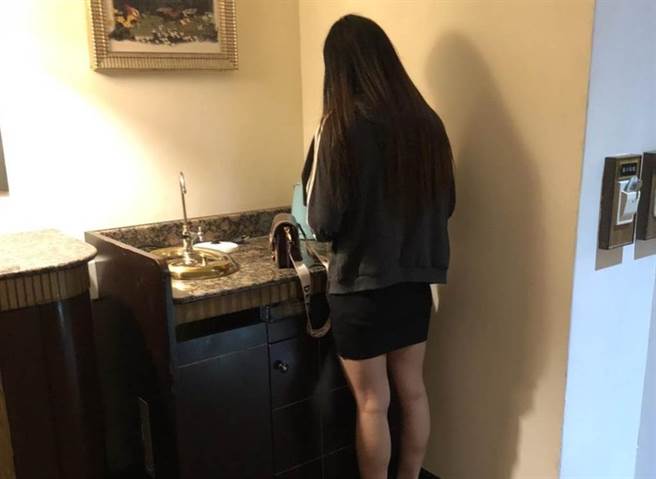 酒店没解封，一名在酒店上班的长髮小只马下海，号称「物超所值」遭警逮捕。(蔡依珍翻摄）
