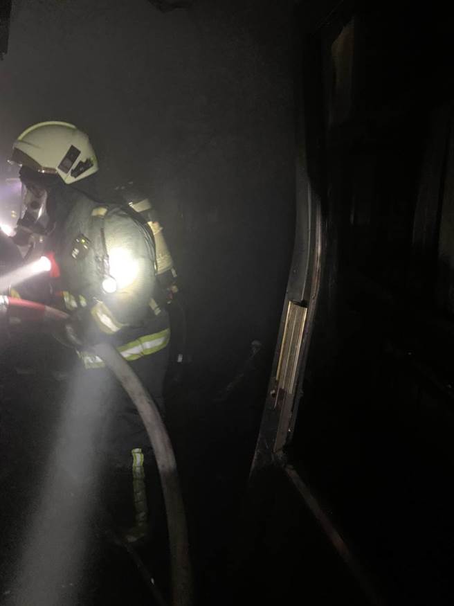 高雄铁皮屋夫妻烧成焦尸，夫火警前突打给岳母:谢谢照顾。(林雅惠翻摄)
