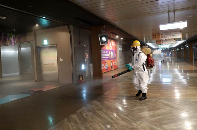 日前台北车站地下街K区、Z区爆多例确诊，K区停业3天，19日恢復营业，营业前，台北市政府再派人员全面消毒K区及联通道。（刘宗龙摄）