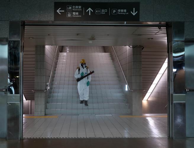 日前台北车站地下街K区、Z区爆多例确诊，K区停业3天，19日恢復营业，营业前，台北市政府再派人员全面消毒K区及联通道。（刘宗龙摄）