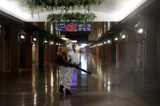 日前台北车站地下街K区、Z区爆多例确诊，K区停业3天，19日恢復营业，营业前，台北市政府再派人员全面消毒K区及联通道。（刘宗龙摄）