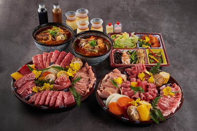 「满腹大盛烧肉组」的肉盘内有：薄切牛舌、牛五花、腹肉五花、牛肋条、腿三角、中落牛五花、鸡颈肉，以及鸡腿肉与猪五花。（图／烧肉的名门·赤虎）