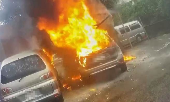 新北市中和今年5月发生火烧车事故，驾驶将刚买1个月的新车停在停车场，未熄火下车后，轿车仪表板随后竟窜出火光，整辆车接着陷入火海。（取自脸书「爆料公社」）