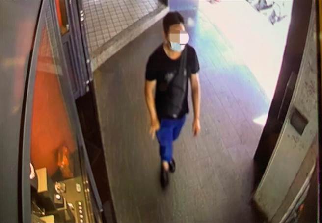 33岁康姓男子17日下午谎称访友，尾随35岁伟姓女子进入新北市板桥区大东街租屋处强抢iPhone11手机。（翻摄画面）