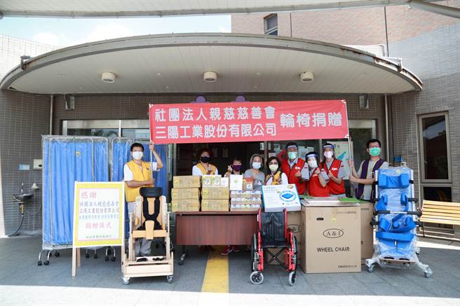 三陽工業偕同社團法人親慈慈善會、永青國際同濟會共同捐贈38台輪椅予衛生福利部苗栗醫院。（三陽提供）