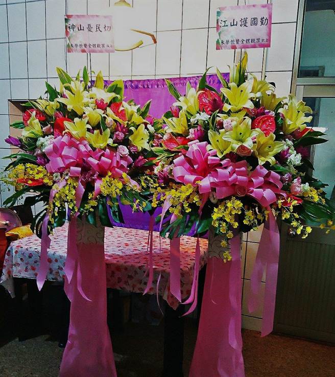 朱學恒送給台積電的花籃寫著：「神山憂民切，江山護國勤」。（圖／摘自朱學恒的阿宅萬事通事務所臉書）