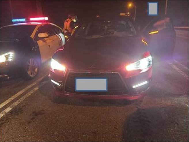 苗栗警方昨（18）日凌晨在台1线通霄外环道，及台72线快速公路后龙至苗栗段，拦查60辆汽机车，开出31张违规罚单。（现场照／苗栗县警局提供）