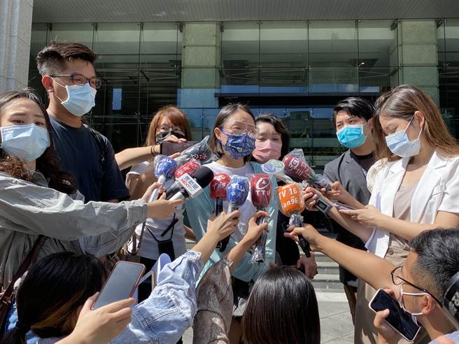 交通部提出台鐵太魯閣號行政調查報告，「太魯閣的眼淚」今天到交通部前抗議，指這是一份球員兼裁判做出來的調查報告。（林志成攝）