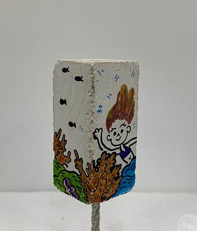 学员用油性笔将创意挥洒在珊瑚基座上 （图片/新北市政府渔业处提供）