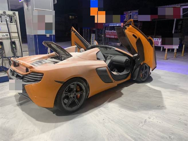 新车要价超过1500万元的McLaren麦拉伦650S超跑，进加油站加油竟突然起火，车主气坏，怒轰「加油灌太快」肇祸。（戴志扬翻摄）