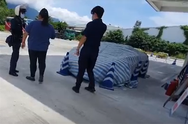 新车要价1535万元的McLaren麦拉伦650S超跑，加油时竟莫名起火，警方到场处理。（戴志扬翻摄）