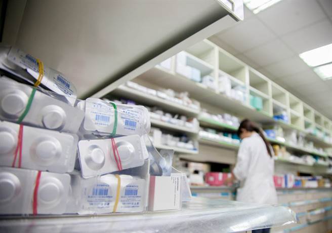 最为大眾诟病的，就是医院门诊的病患在远距看诊后，竟仍得携带健保卡前往医院，才能领取药物。(图／远见提供)