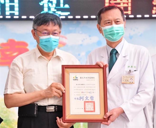 台北市长柯文哲（左）19日前往北荣，感谢北荣协助批发市场PCR筛检。（台北市政府提供／张立勋台北传真）