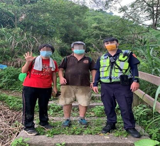太平警分局头汴派出所员警入山搜索两小时，终于找到吴姓夫妻檔，顺利引导下山至停车处，解除这场惊魂记。（台中市太平警分局提供／冯惠宜台中传真）