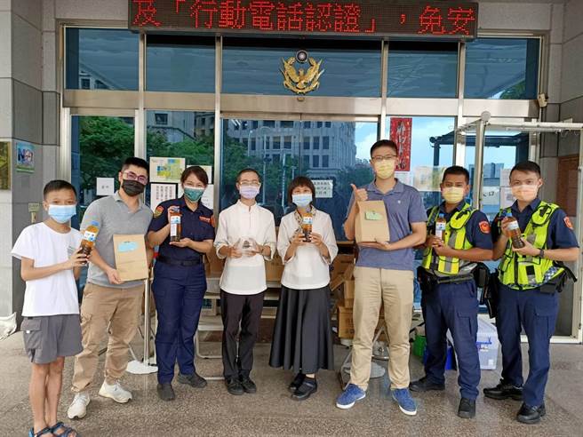 大道茶文化協會感謝警察防疫期間執勤辛勞，贈送有機紅茶三角飯糰、慈心有機綠茶及熟香烏龍冷泡茶，慰勞警察局第六分局員警的辛勞。（民眾提供／盧金足台中傳真）