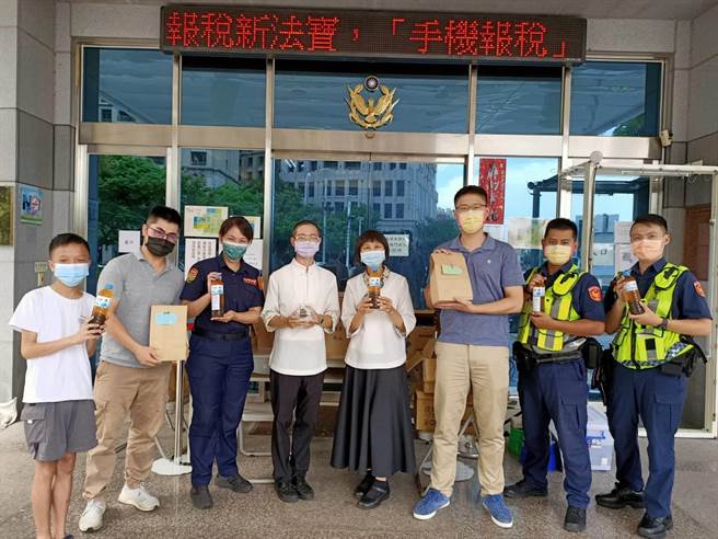 員警收到大道茶文化協會提供的愛心茶點、慈心有機淨源茶冷泡時，直呼倍感溫馨。（民眾提供／盧金足台中傳真）