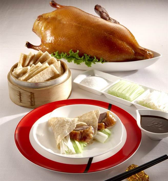 （台南远东香格里拉饭店以国人最爱樱桃烤鸭结合住房，于7月19日至26日推出「微度假解鸭」住房专案快闪优惠。图／台南远东香格里拉饭店）
