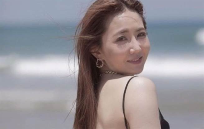 謝忻近日到健身房運動「微流汗」。（圖／IG@謝忻）