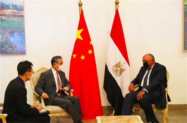 中國外長王毅18日在阿拉曼與埃及外長舒克里舉行會談。（中國外交部）