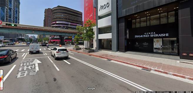 李男开车行经忠孝东路四段，未在右转专用道上排队，直接从内侧车道「插队」右转，又拒绝接受员警拦查，挨罚2万600元并记1点扣照。（翻摄自Google地图）