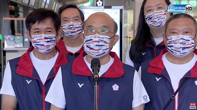 中华奥运代表队出发，苏贞昌亲赴松山机场欢送，回应振兴券一事。（图／中时新闻网直播画面）
