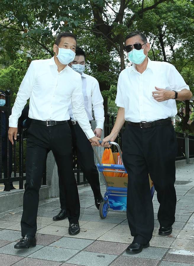 领衔人郑大平（右）、执行长锺小平（左）19日送4300份连署书至中选会，力拼年底的罢免公投。（陈怡诚摄）
